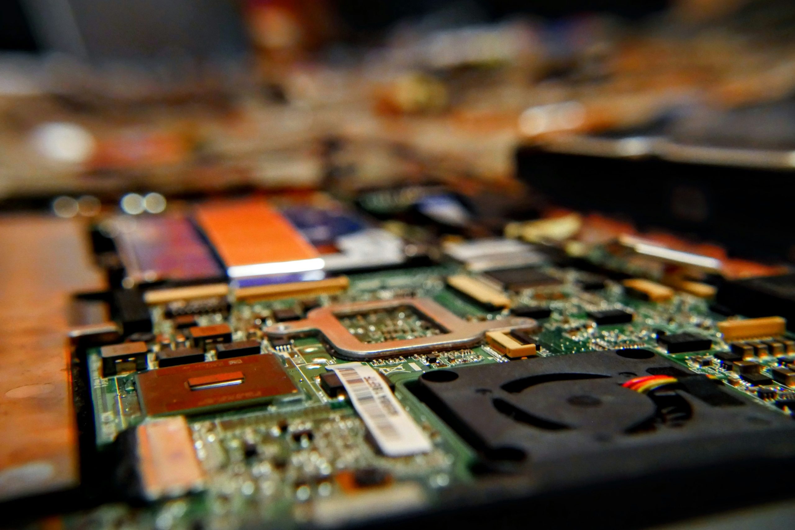 Técnico revisando el interior de una computadora de escritorio